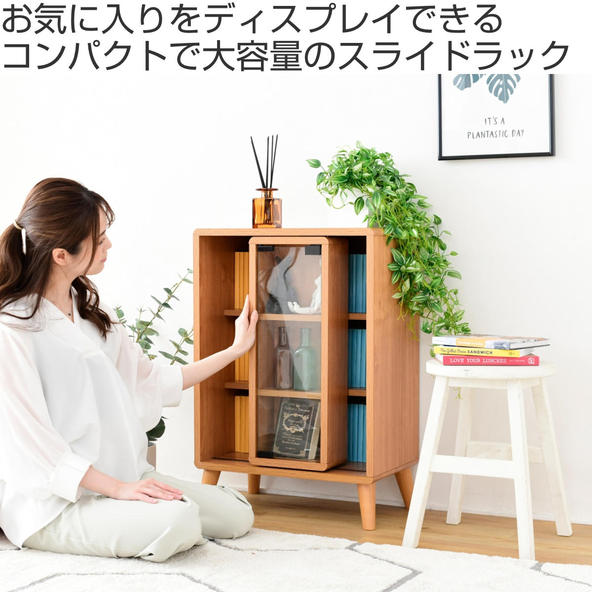 本棚　スライド式　マガジンラック　大容量　ウォルナット Qoo10] LIVINGUT マガジンラック スライド収納 ガラス扉付