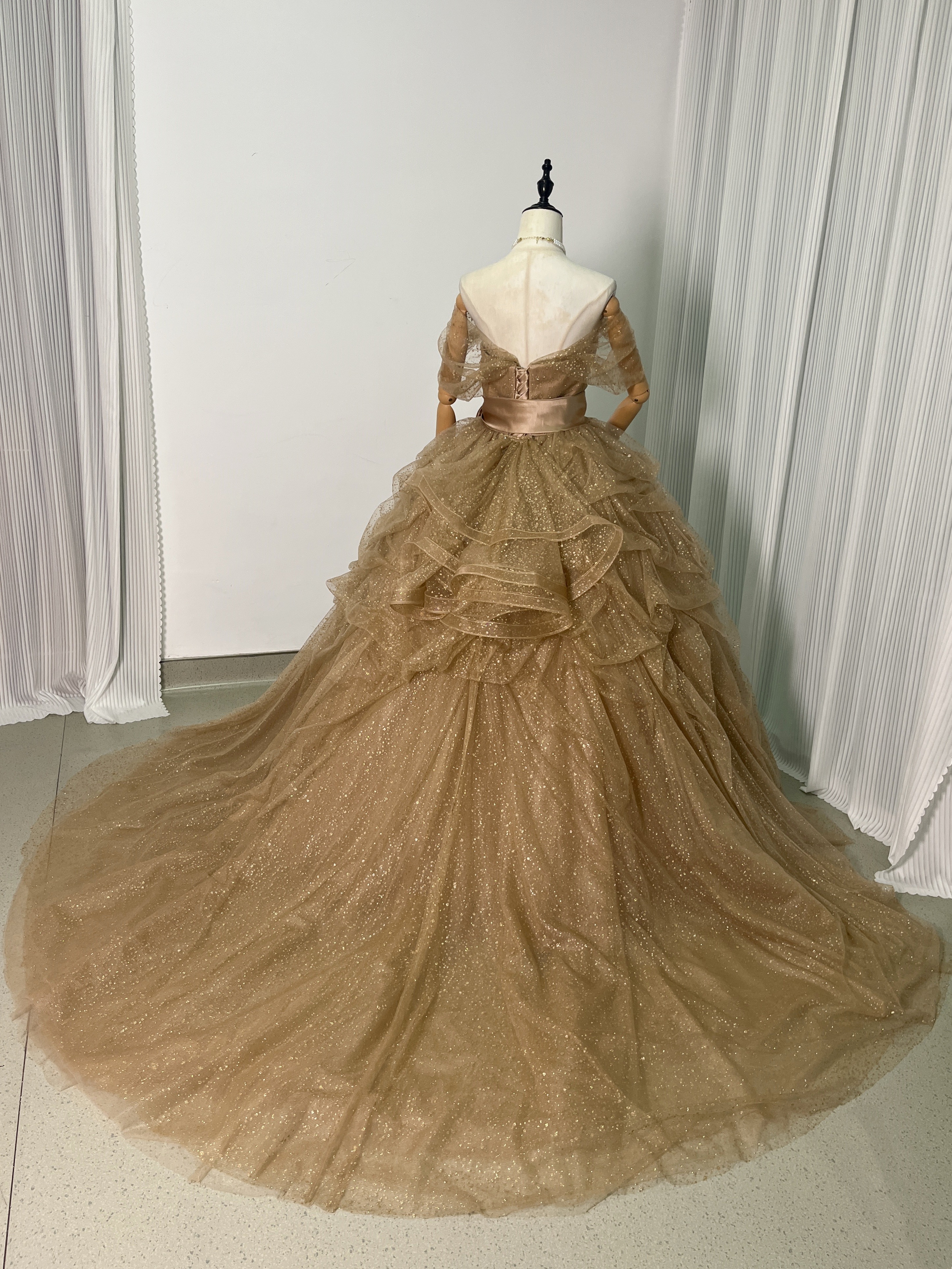 カラードレス シャンパン色 オフショルダー シースルー袖 ベルト キラキラチュール 編み上げ 披露宴 カラードレス シャンパン色 オフショルダー シースルー袖 ベルト キラキラチュール 編み上げ 披露宴