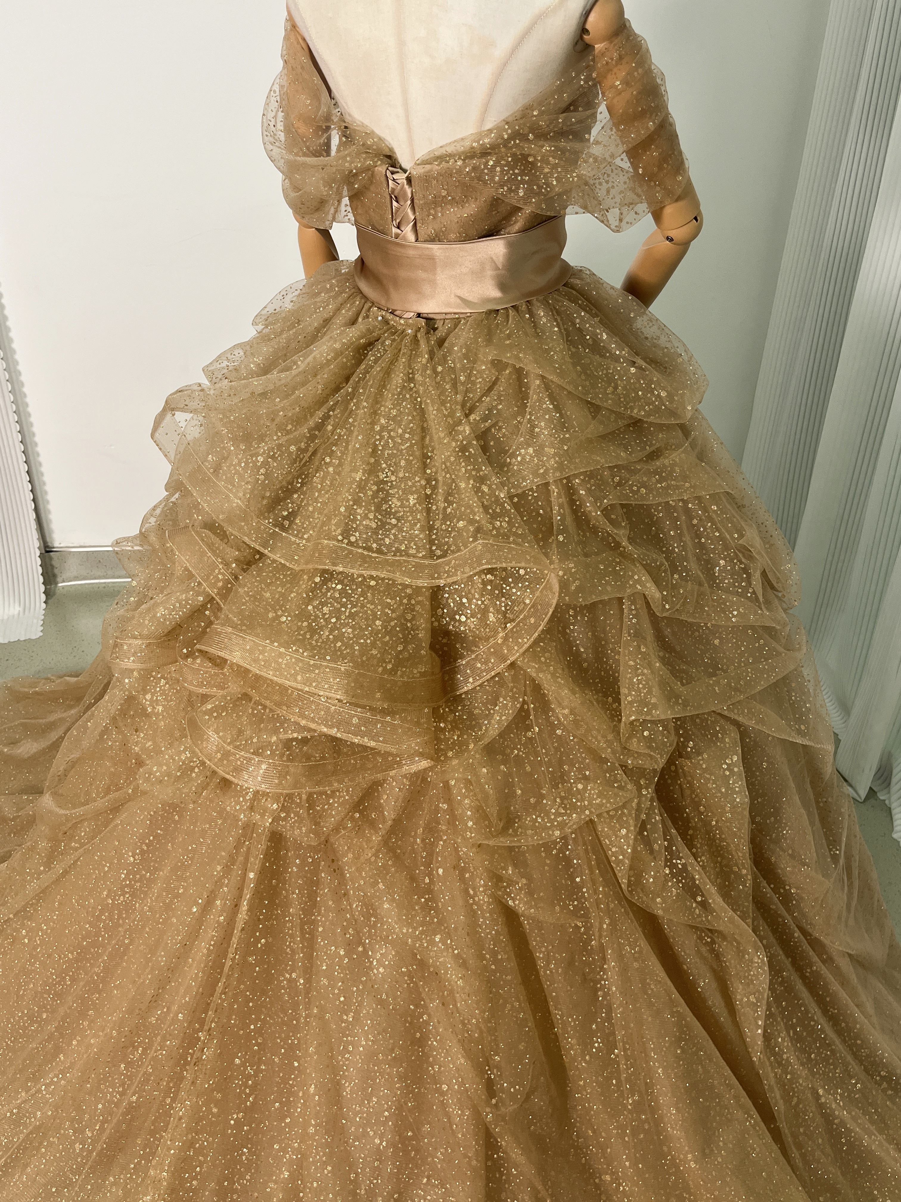 カラードレス シャンパン色 オフショルダー シースルー袖 ベルト キラキラチュール 編み上げ 披露宴 カラードレス シャンパン色 オフショルダー シースルー袖 ベルト キラキラチュール 編み上げ 披露宴