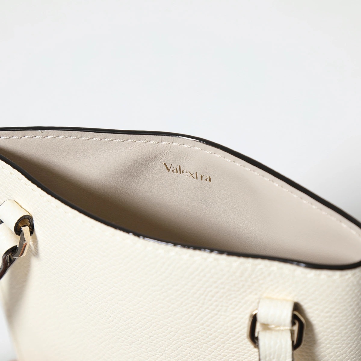 Valextra ヴァレクストラ ショルダーバッグ SGSF0004028LOCPL99 V3F04 0280 メンズ ソフト ドキュメントホルダー ガジェット 【mega】 Valextra ヴァレクストラ ショルダーバッグ SGSF0004028LOCPL99 V3F04 0280 メンズ ソフト ドキュメントホルダー ガジェット 【mega】