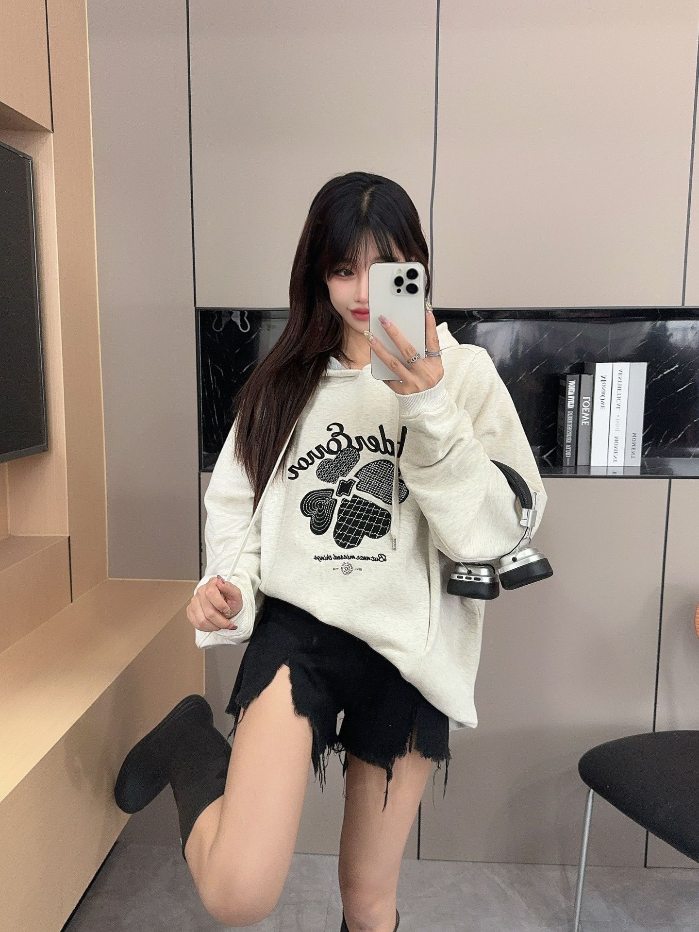 四つ葉のクローバーパッチ刺繍ルーズカジュアルフード付きトレーナー秋と冬のパーカーカップルセーターと潮ブランド百の韓国語バージョン 四つ葉のクローバーパッチ刺繍ルーズカジュアルフード付きトレーナー秋と冬のパーカーカップルセーターと潮ブランド百の韓国語バージョン