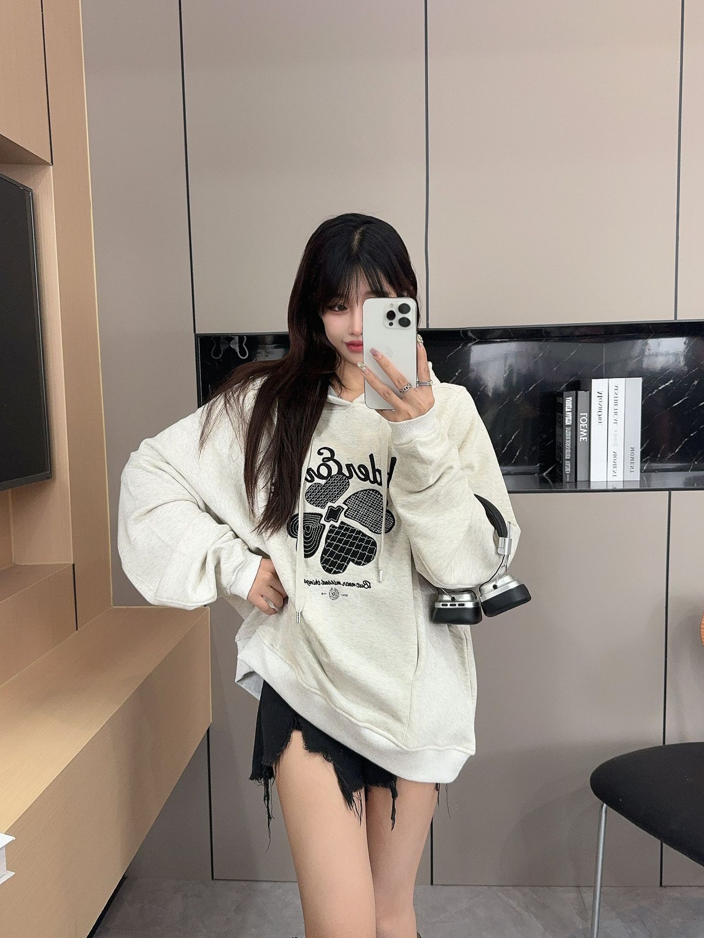 四つ葉のクローバーパッチ刺繍ルーズカジュアルフード付きトレーナー秋と冬のパーカーカップルセーターと潮ブランド百の韓国語バージョン 四つ葉のクローバーパッチ刺繍ルーズカジュアルフード付きトレーナー秋と冬のパーカーカップルセーターと潮ブランド百の韓国語バージョン