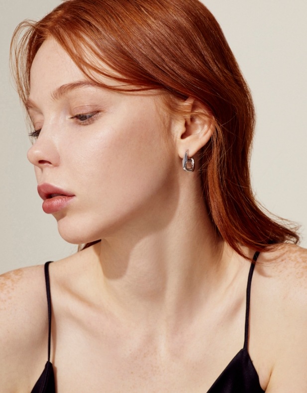 HYERES LOR] Heriter silver curve emblem earring S