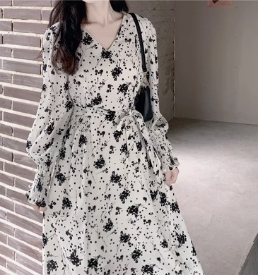 ワンピース ミモレ丈 ロング丈 花柄 袖あり パフスリーブ 長袖 Vネック 襟なし デザイン 美ライン ニュアンス スリット レイヤード かわいい 大人可愛い きれいめ シンプル カジュアル 大人