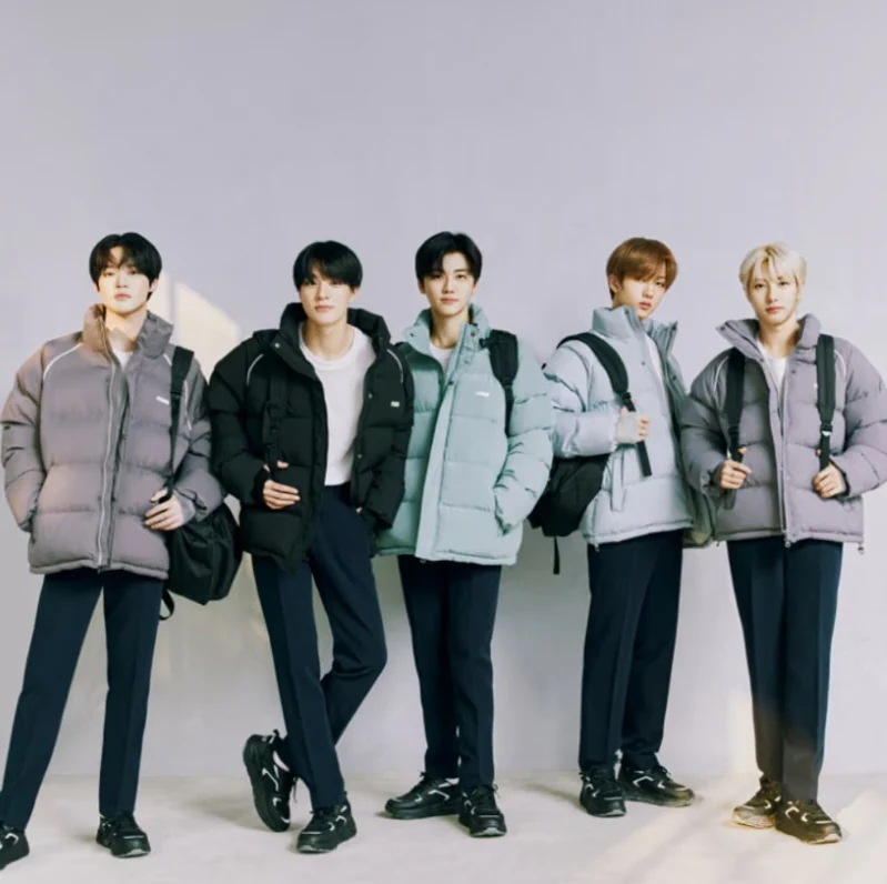 [IVE レイ NCT DREAM 着用] CLUB PIPING SHORT PADDING JUMPER SynCloud / 韓国 アイドル ダウンジャケット 大きいサイズ レディース