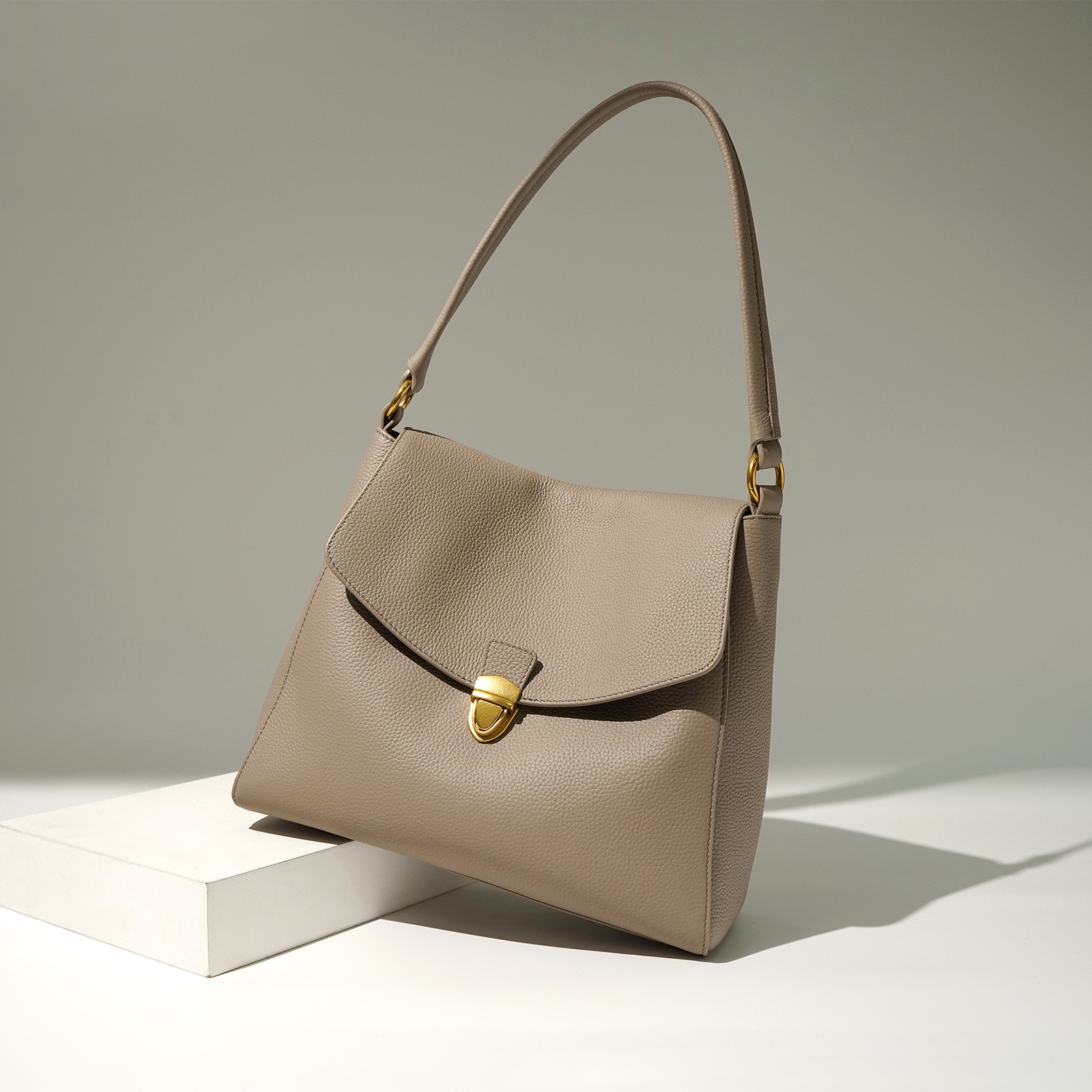 【本革/3カラー/キーホルダーを贈る】トートバッグ 韓国ファッション 大人気レディーストートバッグ ショルダーバック ハンドバッグ 韓国風トートバッグ 便利大容量 通勤通学推し活 【本革/3カラー/キーホルダーを贈る】トートバッグ 韓国ファッション 大人気レディーストートバッグ ショルダーバック ハンドバッグ 韓国風トートバッグ 便利大容量 通勤通学推し活