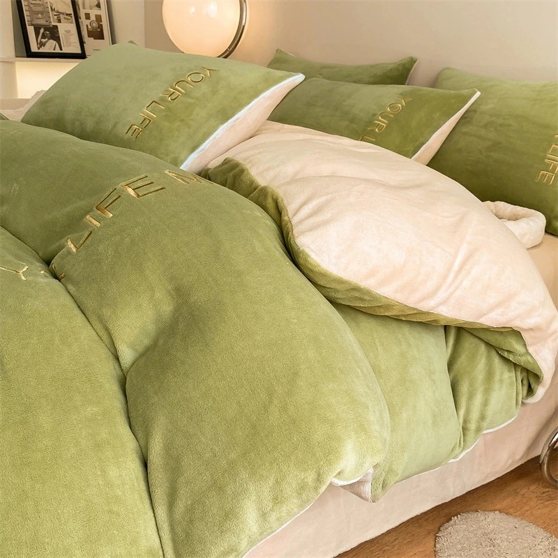 【急速出荷!】今の流行ミルクベルベットベッド4点セット厚みのあるコーラルベルベットキルトカバープラスベルベット暖かい刺繍学生寮3点セット