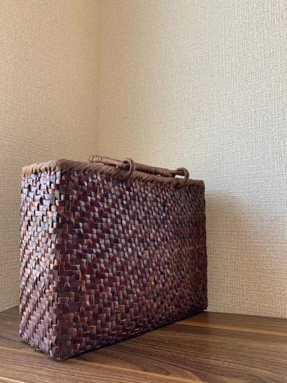 桜皮と山葡萄 手作り かごバッグ 内布あり (約)幅31本体高さ24マチ11cm 桜皮と山葡萄 手作り かごバッグ 内布あり (約)幅31本体高さ24マチ11cm