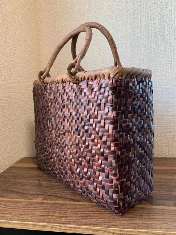 桜皮と山葡萄 手作り かごバッグ 内布あり (約)幅31本体高さ24マチ11cm 桜皮と山葡萄 手作り かごバッグ 内布あり (約)幅31本体高さ24マチ11cm