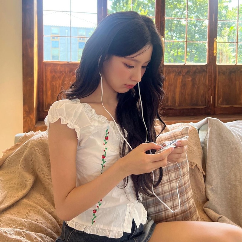 [(G)I-DLE ミヨン 着用] RASPBERRY EMBROIDERY FRILL BLOUSE 韓国 アイドル 袖なし レディース おしゃれ かわいい 白