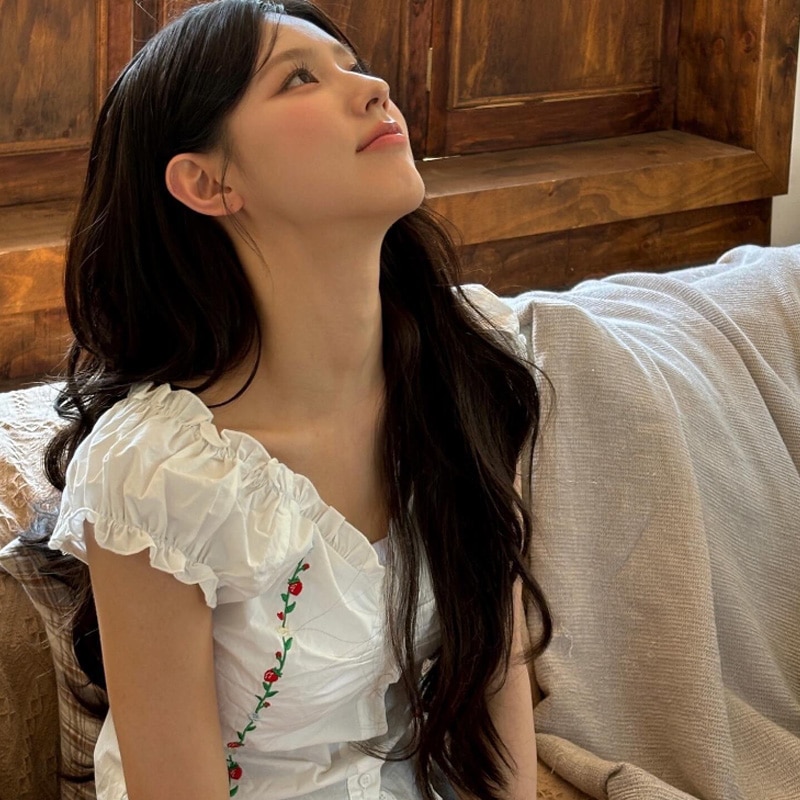 [(G)I-DLE ミヨン 着用] RASPBERRY EMBROIDERY FRILL BLOUSE 韓国 アイドル 袖なし レディース おしゃれ かわいい 白