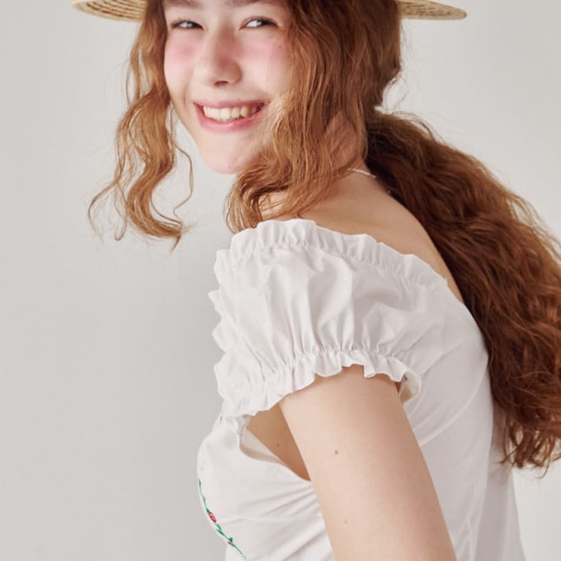 [(G)I-DLE ミヨン 着用] RASPBERRY EMBROIDERY FRILL BLOUSE 韓国 アイドル 袖なし レディース おしゃれ かわいい 白