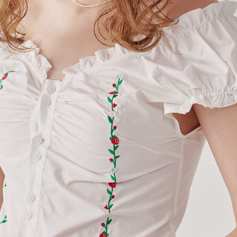 [(G)I-DLE ミヨン 着用] RASPBERRY EMBROIDERY FRILL BLOUSE 韓国 アイドル 袖なし レディース おしゃれ かわいい 白