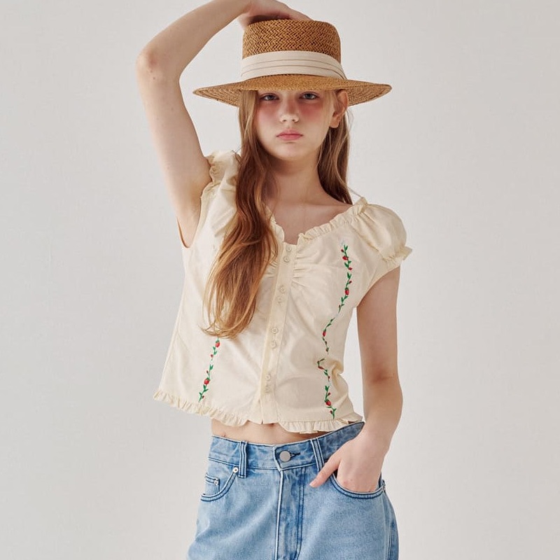 [(G)I-DLE ミヨン 着用] RASPBERRY EMBROIDERY FRILL BLOUSE 韓国 アイドル 袖なし レディース おしゃれ かわいい 白