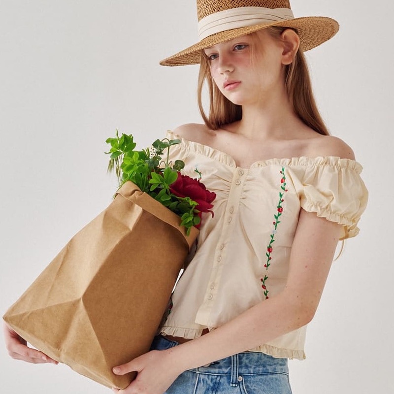 [(G)I-DLE ミヨン 着用] RASPBERRY EMBROIDERY FRILL BLOUSE 韓国 アイドル 袖なし レディース おしゃれ かわいい 白