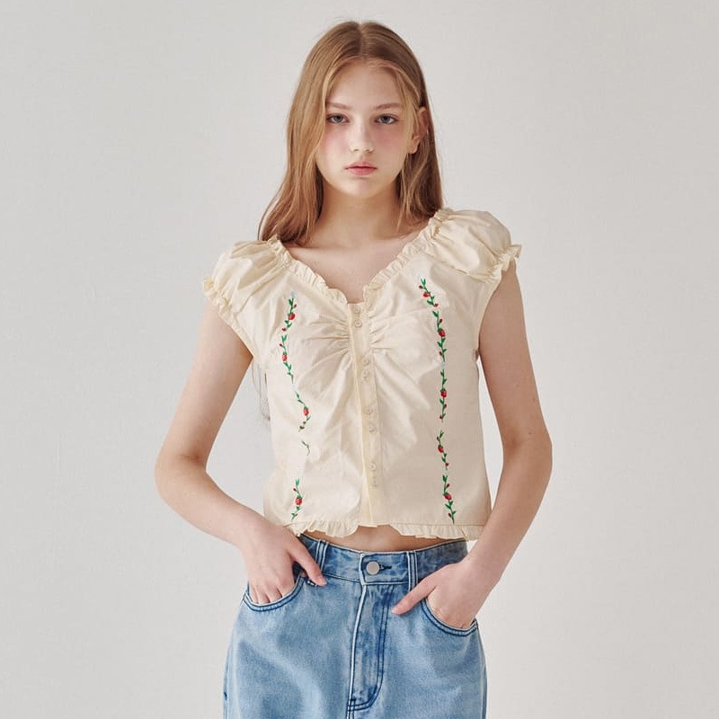 [(G)I-DLE ミヨン 着用] RASPBERRY EMBROIDERY FRILL BLOUSE 韓国 アイドル 袖なし レディース おしゃれ かわいい 白