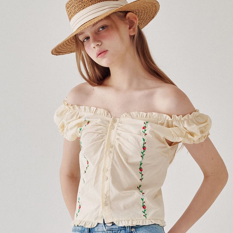 [(G)I-DLE ミヨン 着用] RASPBERRY EMBROIDERY FRILL BLOUSE 韓国 アイドル 袖なし レディース おしゃれ かわいい 白