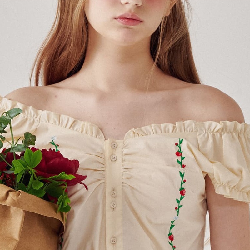 [(G)I-DLE ミヨン 着用] RASPBERRY EMBROIDERY FRILL BLOUSE 韓国 アイドル 袖なし レディース おしゃれ かわいい 白