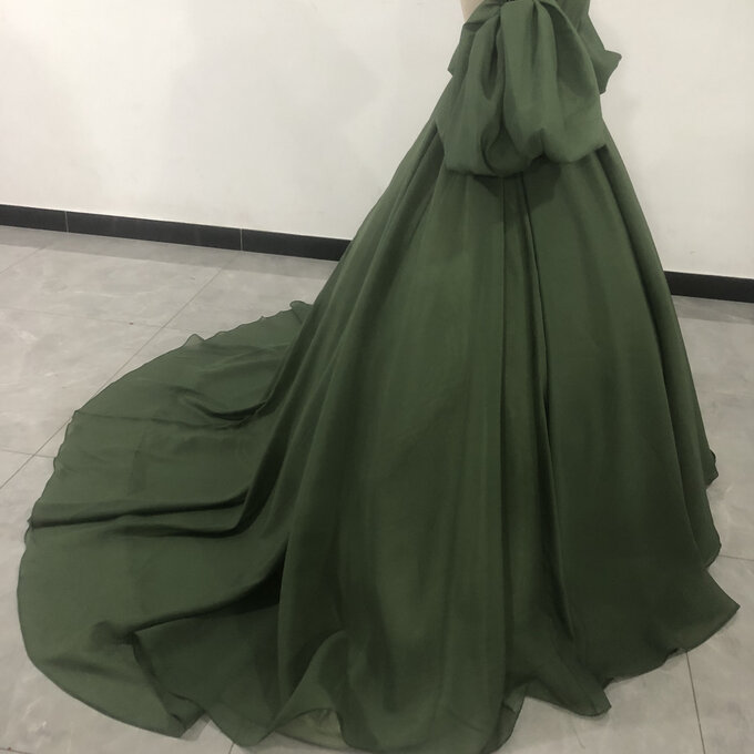 人気上昇！深めな緑 パーティードレス ベアトップ 華やかなトレーン/結婚式/披露宴