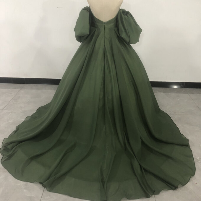 人気上昇！深めな緑 パーティードレス ベアトップ 華やかなトレーン/結婚式/披露宴