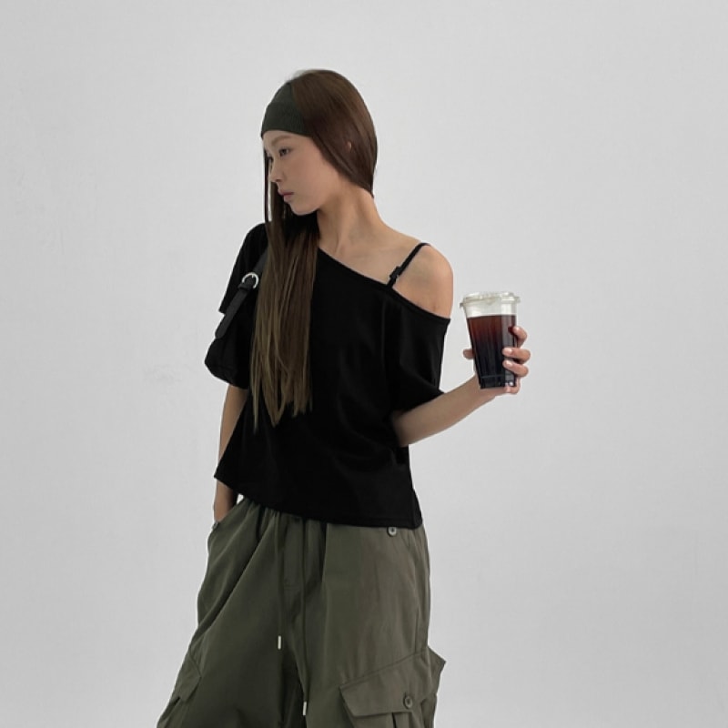 ブラックアップ [秋新品] ラビタアンフットストラップ半袖Tシャツ