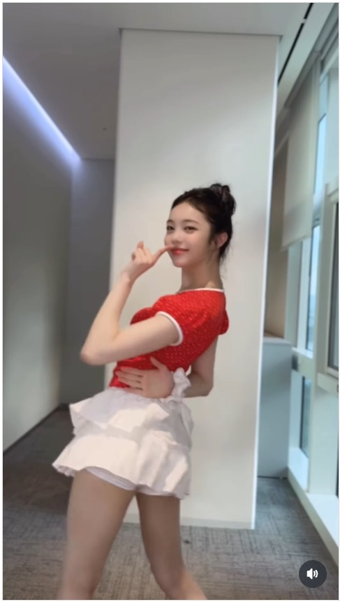 【PINK PINEAPPLE】【Hearts2Hearts+IAN】ドットリボン柄 Tシャツ