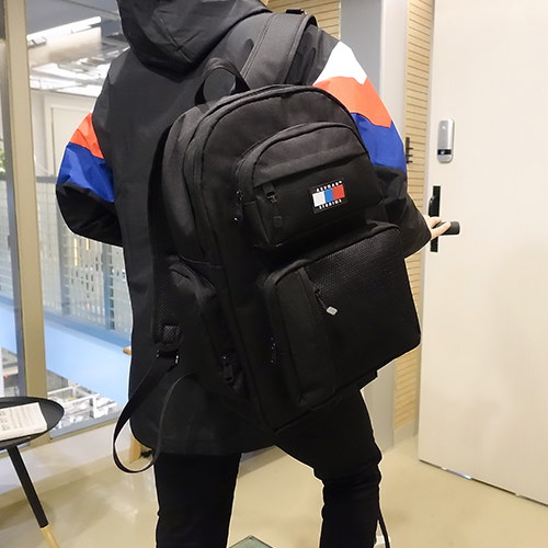 ABROAD 韓国公式販売店のリュックCRUSH USB BACKPACK NEW ITEM!! [USBポートで充電が電子機器使用可能 ]  SNSで話題 男女共用