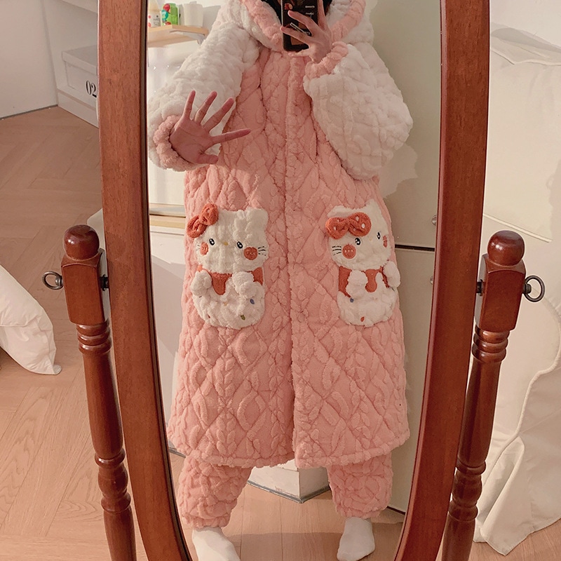 サンゴのベルベットのパジャマ女性は冬に厚いベルベットの三層に綿入れの上着を挟んでいるハローキティの寝衣秋冬天家服