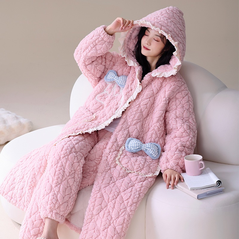 サンゴのベルベットのパジャマ女性は冬に厚いベルベットの三層に綿入れの上着を挟んでいるハローキティの寝衣秋冬天家服