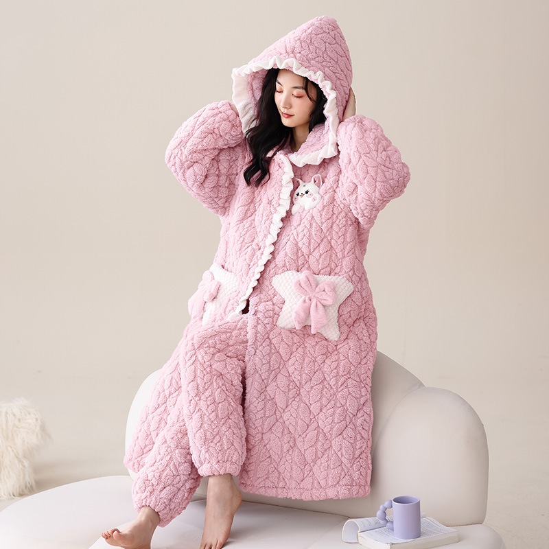 サンゴのベルベットのパジャマ女性は冬に厚いベルベットの三層に綿入れの上着を挟んでいるハローキティの寝衣秋冬天家服