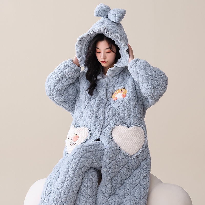 サンゴのベルベットのパジャマ女性は冬に厚いベルベットの三層に綿入れの上着を挟んでいるハローキティの寝衣秋冬天家服