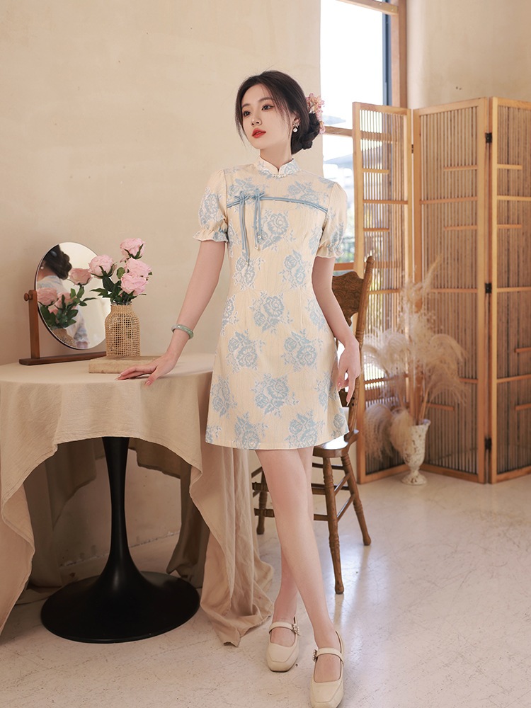 改良チャイナドレスは少女の小柄なワンピースを着ることができる 改良チャイナドレスは少女の小柄なワンピースを着ることができる