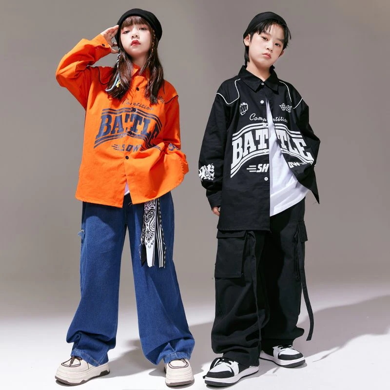 子供の街のダンスの公演服の男の子のクールでかっこいいです