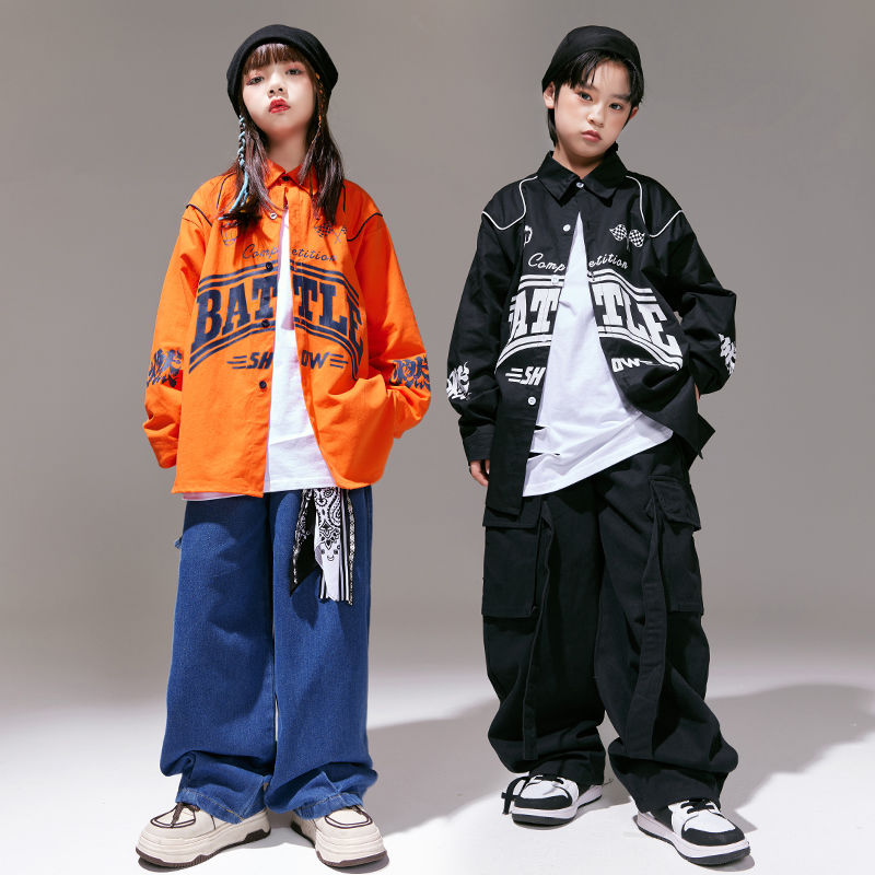 子供の街のダンスの公演服の男の子のクールでかっこいいです