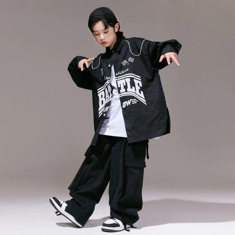 子供の街のダンスの公演服の男の子のクールでかっこいいです