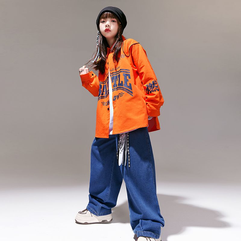 子供の街のダンスの公演服の男の子のクールでかっこいいです