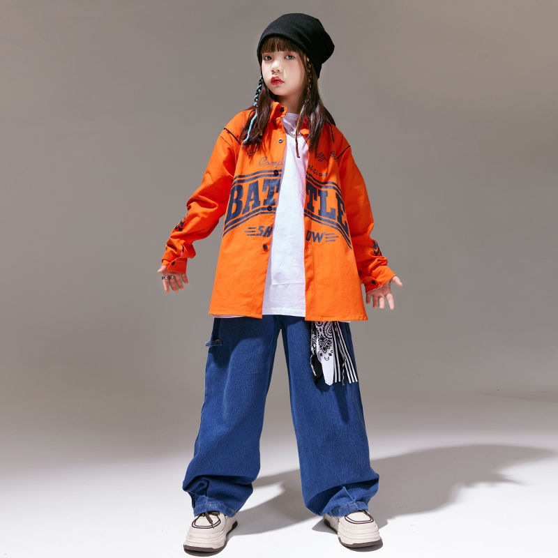 子供の街のダンスの公演服の男の子のクールでかっこいいです