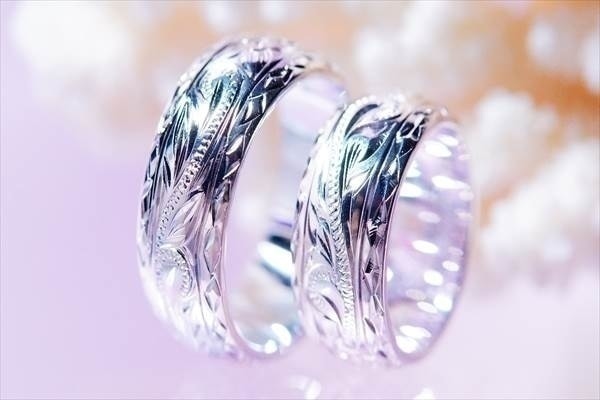 プルメリア&スクロール(花&波)彫り ダイヤモンドカットエッジデザイン プラチナ仕上げ メンズ&レディース ハワイアンジュエリー シルバー925 ペアリングリング幅/8mm