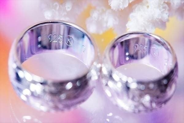 プルメリア&スクロール(花&波)彫り ダイヤモンドカットエッジデザイン プラチナ仕上げ メンズ&レディース ハワイアンジュエリー シルバー925 ペアリングリング幅/8mm