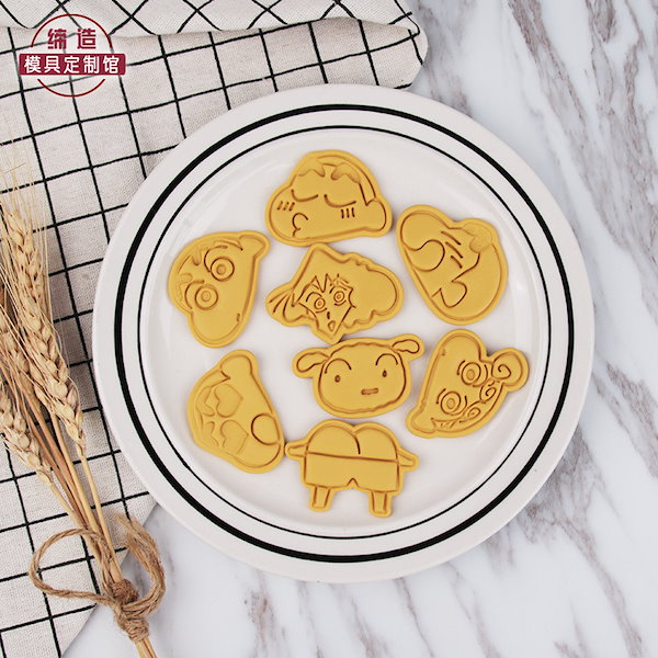 クレヨンしんちゃん　クッキー型　5個セット Amazon.co.jp: クレヨンしんちゃんグッズ クッキー型 型抜き 3D