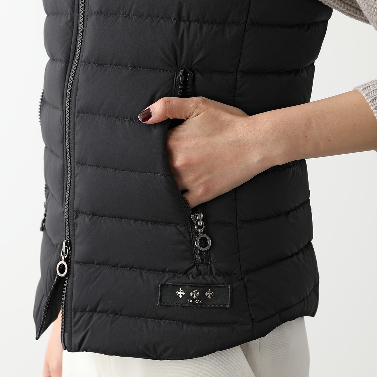 TATRAS タトラス ダウンベスト ORSIERA オルジェラ LTAT24A4900-D ナイロン ファー フード付き ライトダウン ロゴパッチ ジレ カラー2色