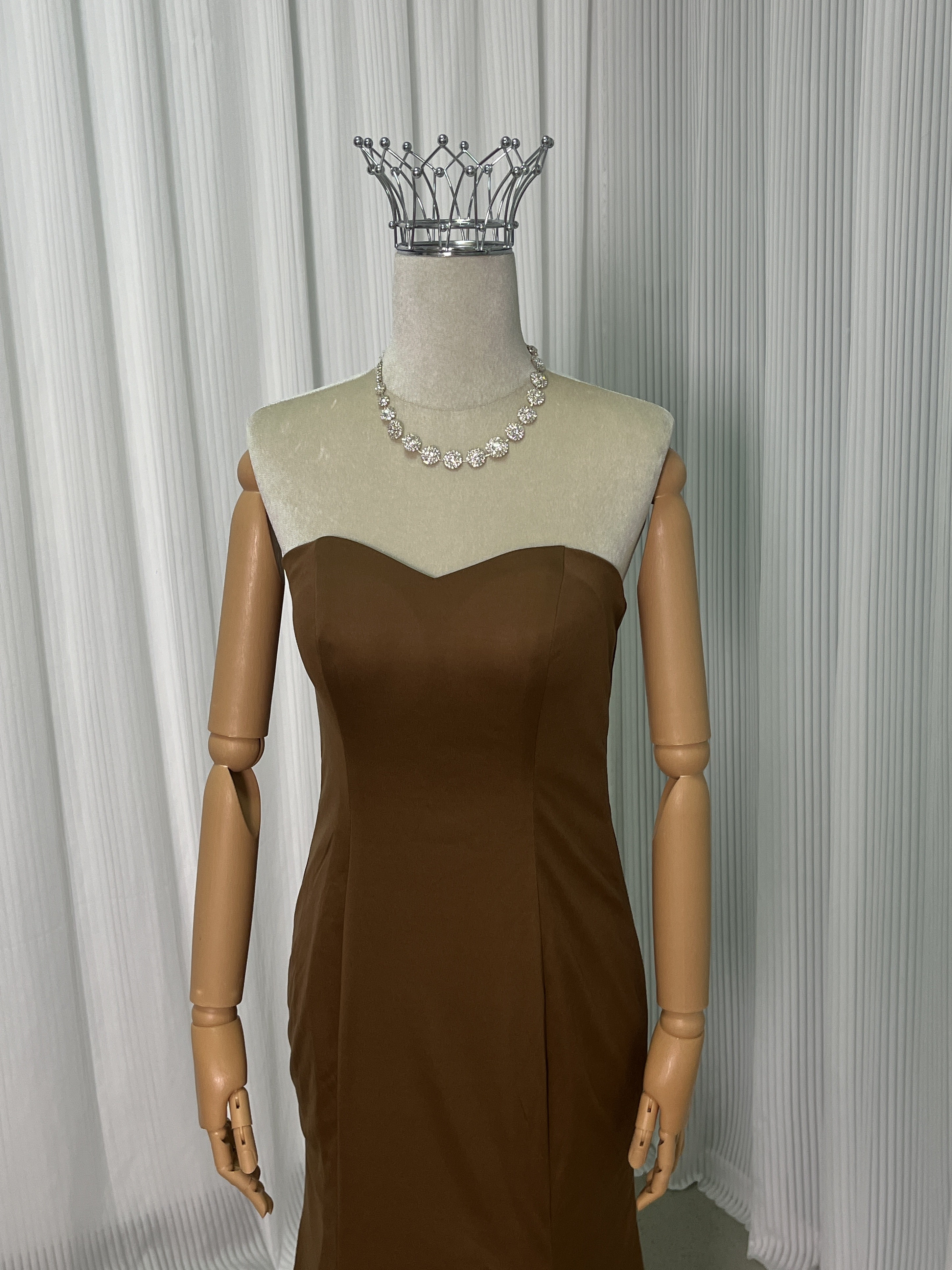 パーティードレス コーヒーの色 滑らか ベアトップ スレンダーライン ファスナー 2次会 前撮り パーティードレス コーヒーの色 滑らか ベアトップ スレンダーライン ファスナー 2次会 前撮り
