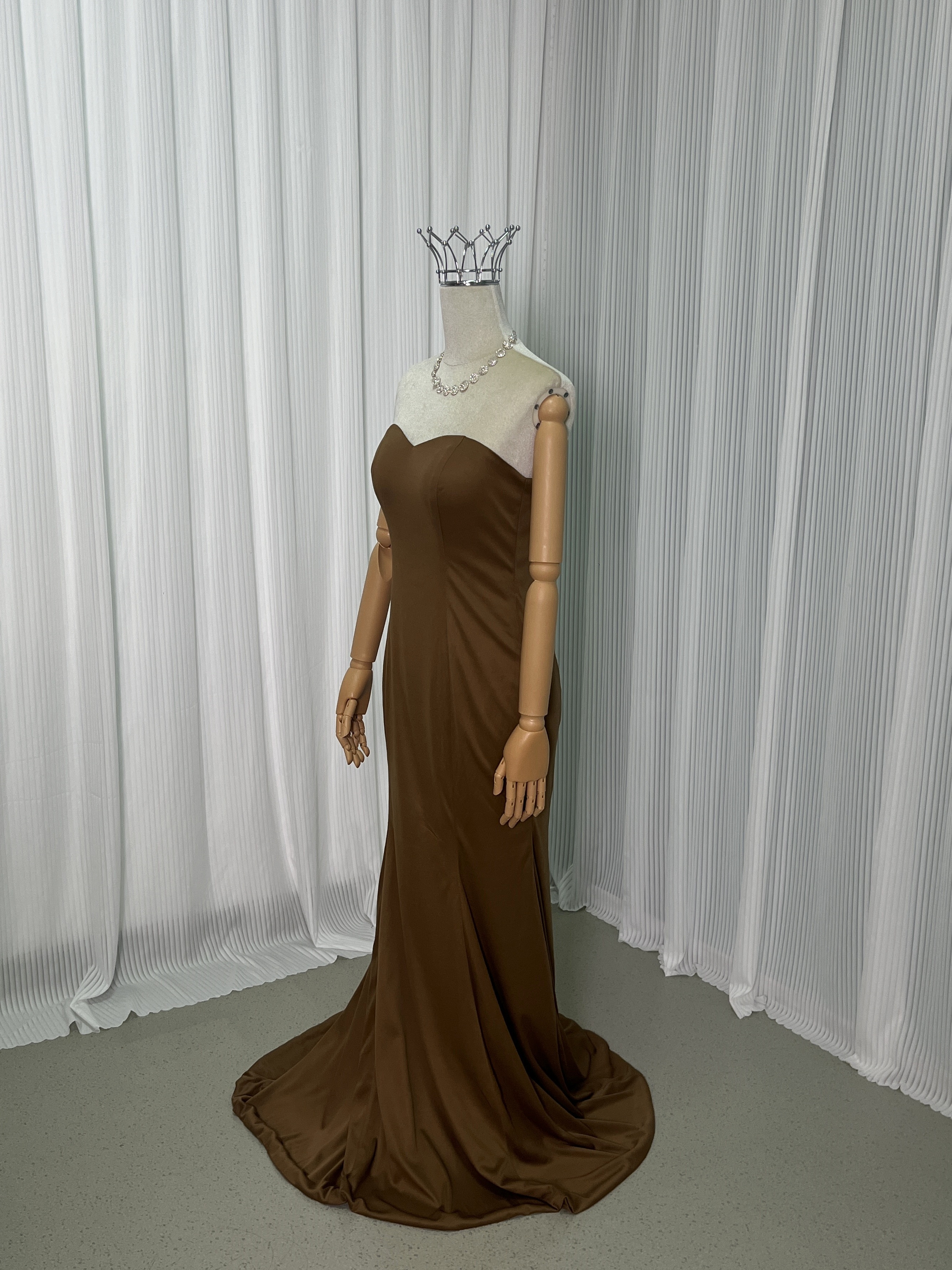 パーティードレス コーヒーの色 滑らか ベアトップ スレンダーライン ファスナー 2次会 前撮り パーティードレス コーヒーの色 滑らか ベアトップ スレンダーライン ファスナー 2次会 前撮り