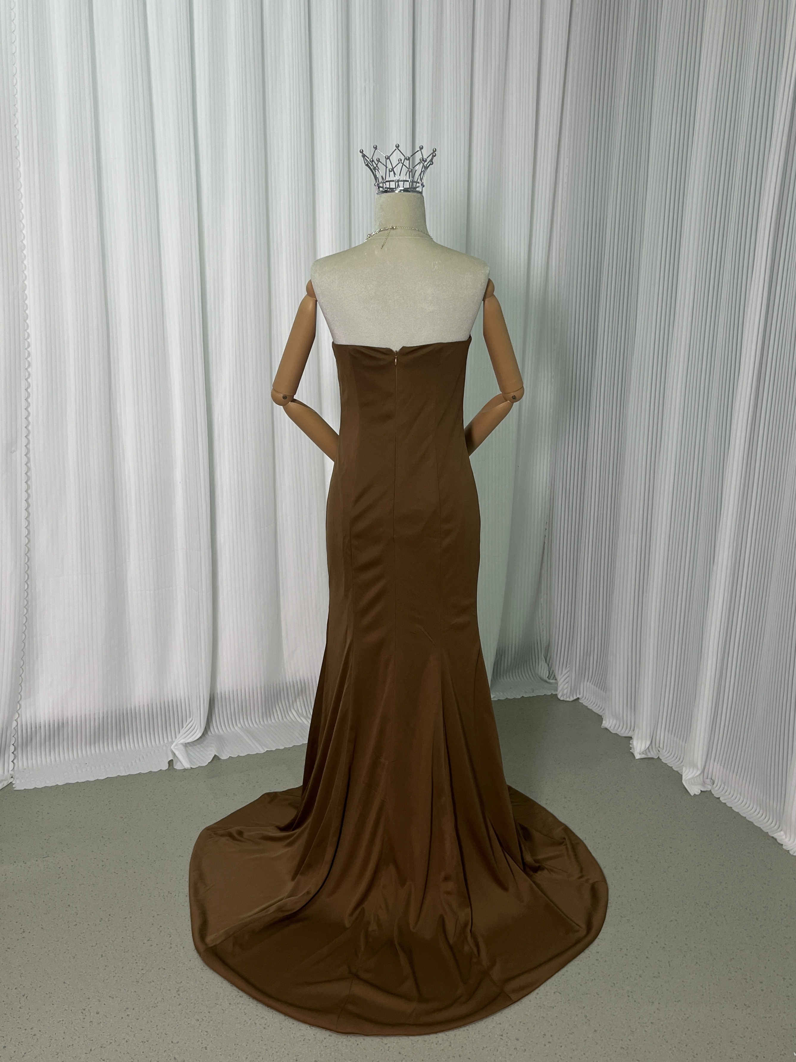 パーティードレス コーヒーの色 滑らか ベアトップ スレンダーライン ファスナー 2次会 前撮り パーティードレス コーヒーの色 滑らか ベアトップ スレンダーライン ファスナー 2次会 前撮り