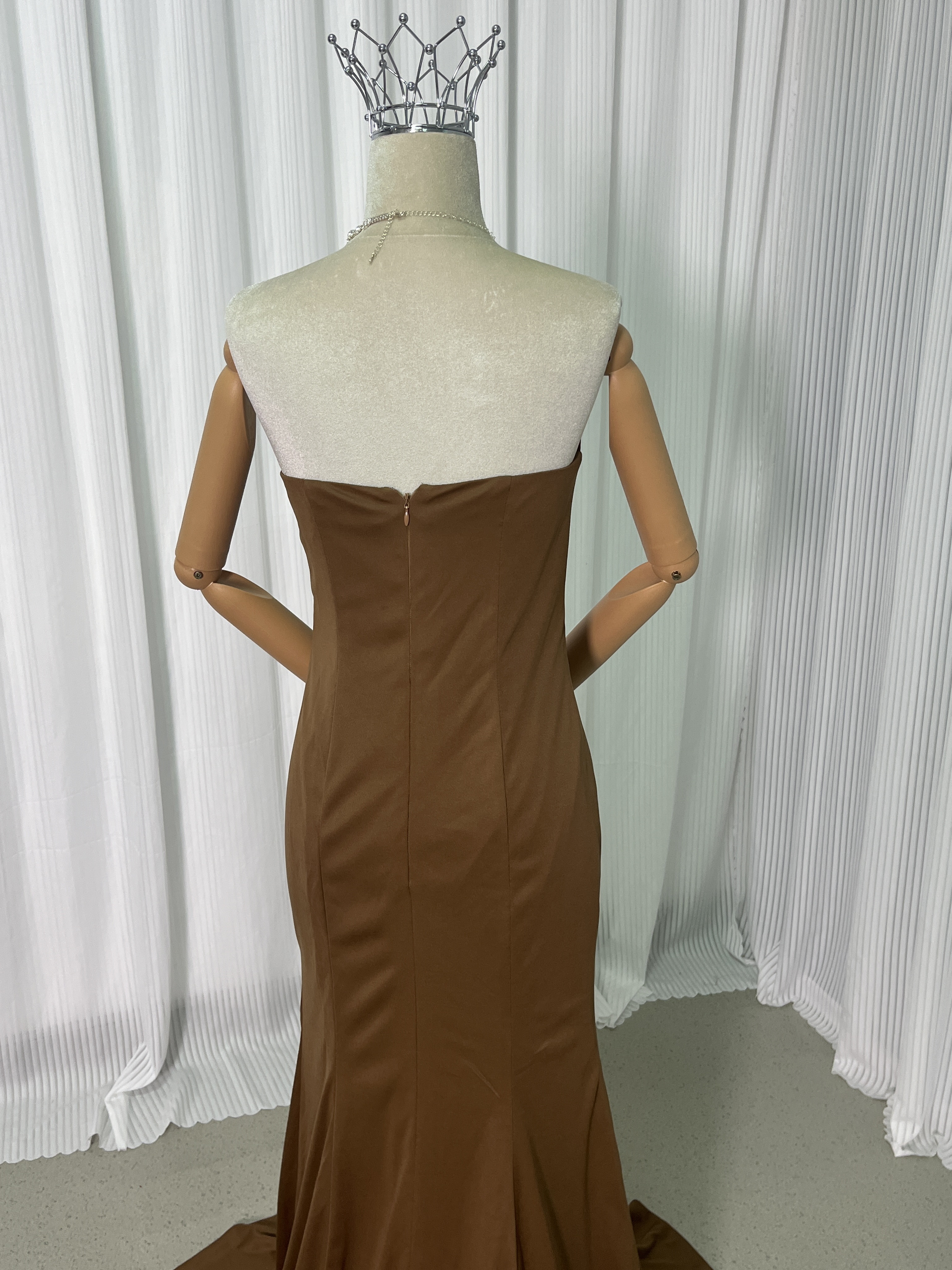 パーティードレス コーヒーの色 滑らか ベアトップ スレンダーライン ファスナー 2次会 前撮り パーティードレス コーヒーの色 滑らか ベアトップ スレンダーライン ファスナー 2次会 前撮り