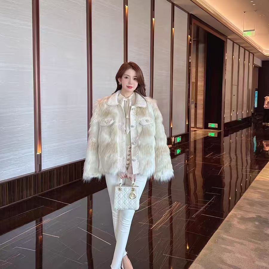 新しい女性の秋と冬の革襟摩耗ビーズスプライシング毛皮コート模倣ラムウールフレアスリーブショートジャケット女性の潮
