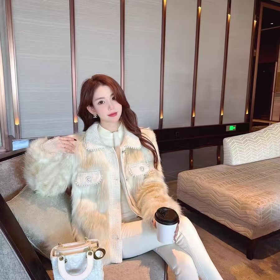 新しい女性の秋と冬の革襟摩耗ビーズスプライシング毛皮コート模倣ラムウールフレアスリーブショートジャケット女性の潮