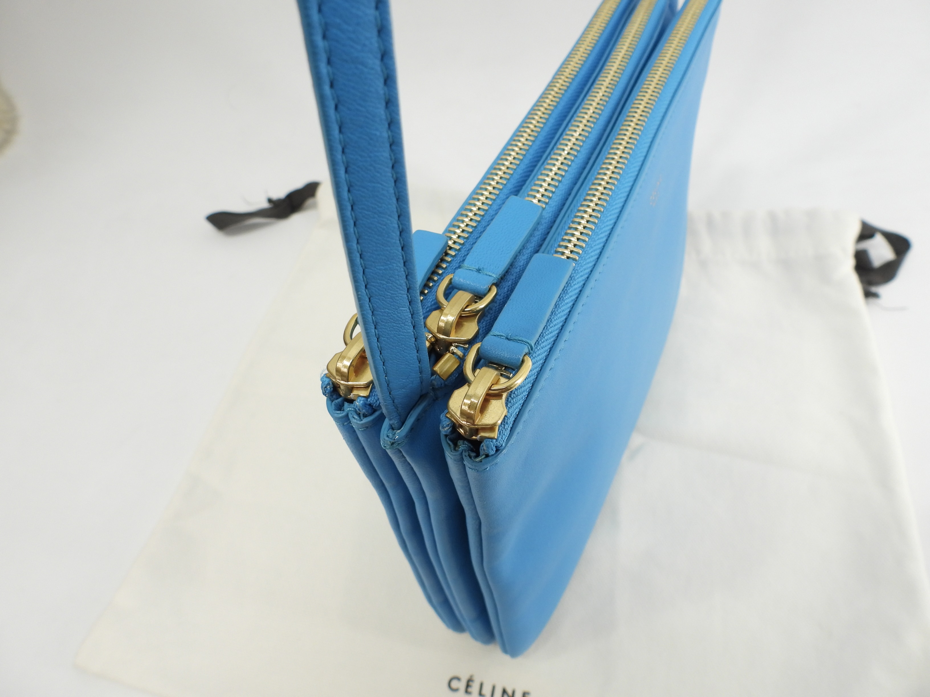 トリオスモール スムースレザー 水色 ゴールド金具 ポシェットバッグ 美品@W-U-PA-0124 トリオスモール スムースレザー 水色 ゴールド金具 ポシェットバッグ 美品@W-U-PA-0124