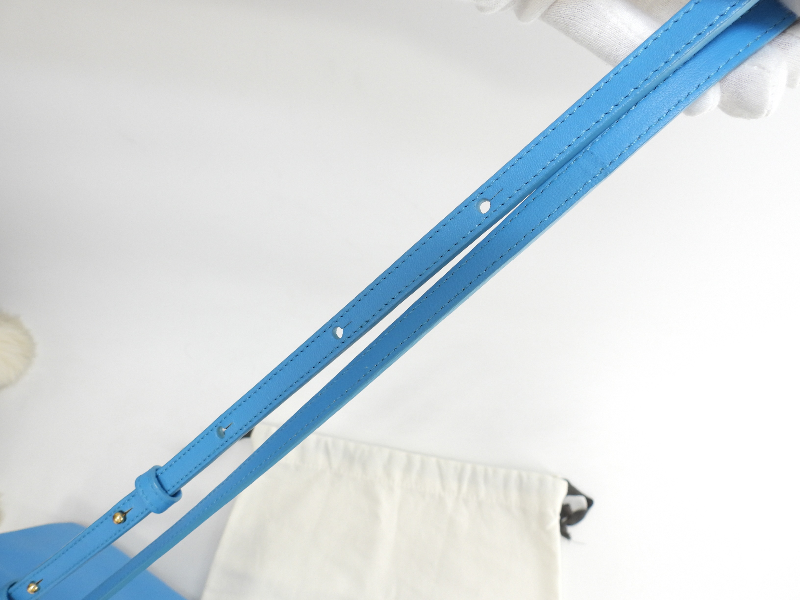 トリオスモール スムースレザー 水色 ゴールド金具 ポシェットバッグ 美品@W-U-PA-0124 トリオスモール スムースレザー 水色 ゴールド金具 ポシェットバッグ 美品@W-U-PA-0124