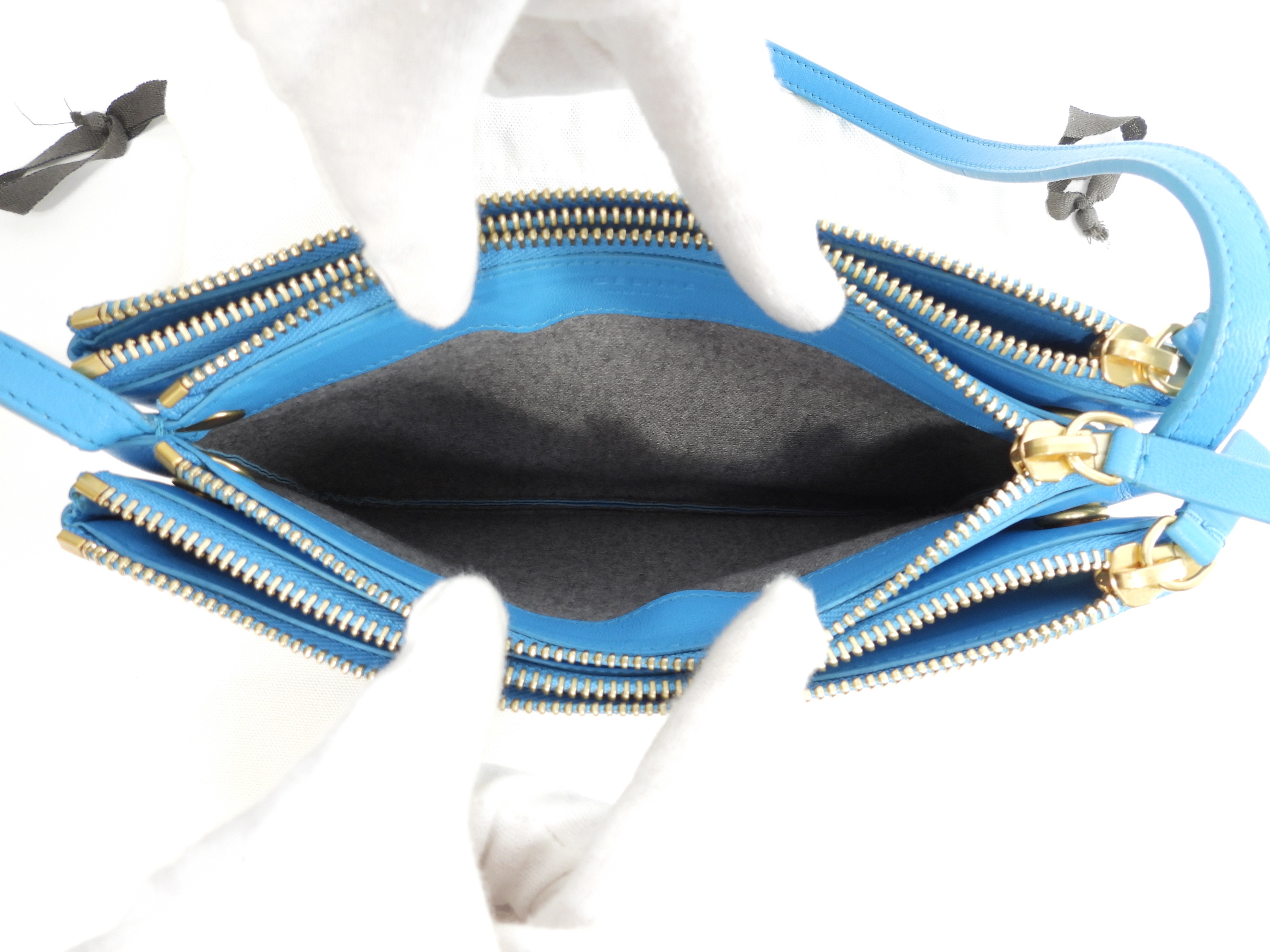 トリオスモール スムースレザー 水色 ゴールド金具 ポシェットバッグ 美品@W-U-PA-0124 トリオスモール スムースレザー 水色 ゴールド金具 ポシェットバッグ 美品@W-U-PA-0124